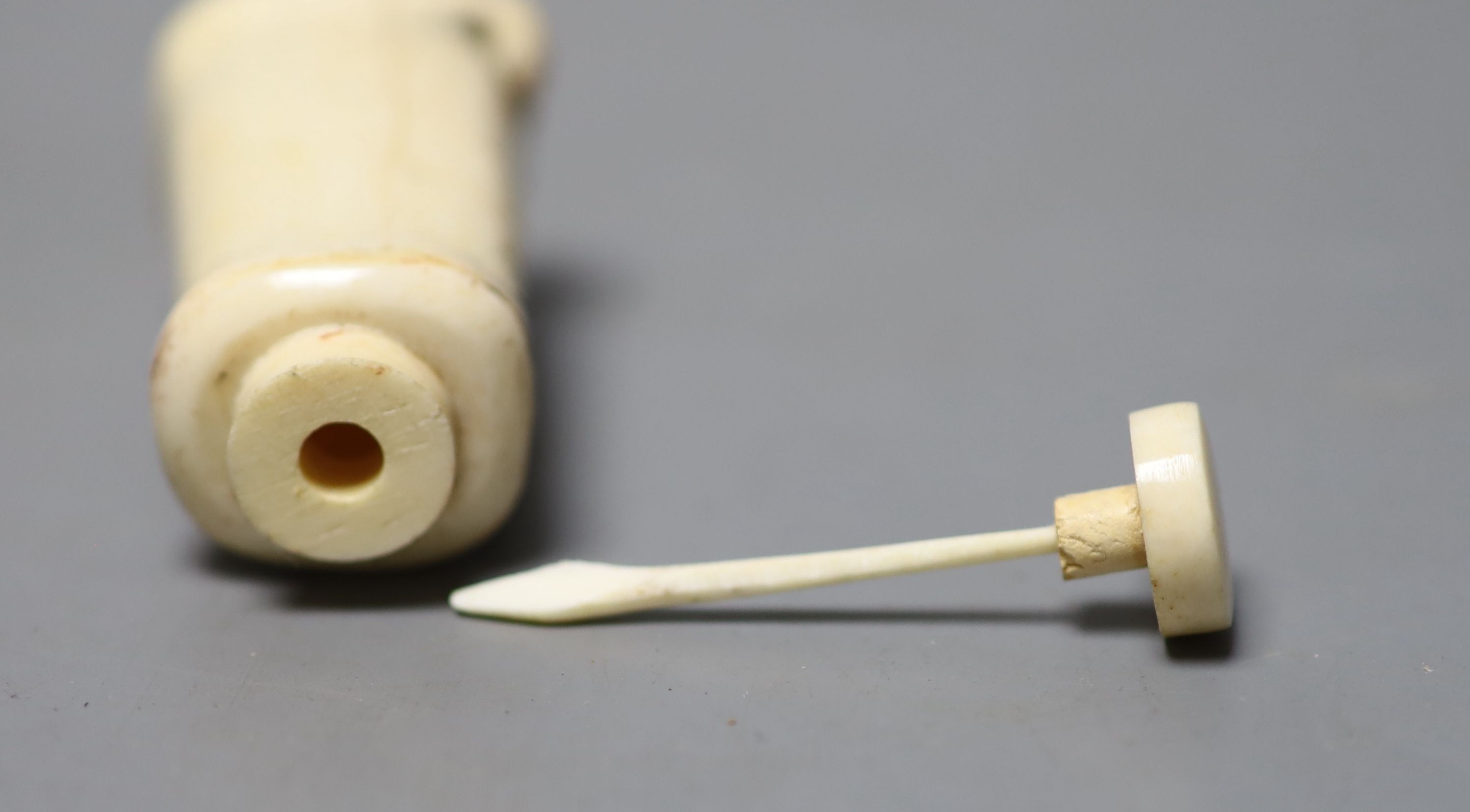 A Chinese carved bone snuff bottle, with cover, 6cm